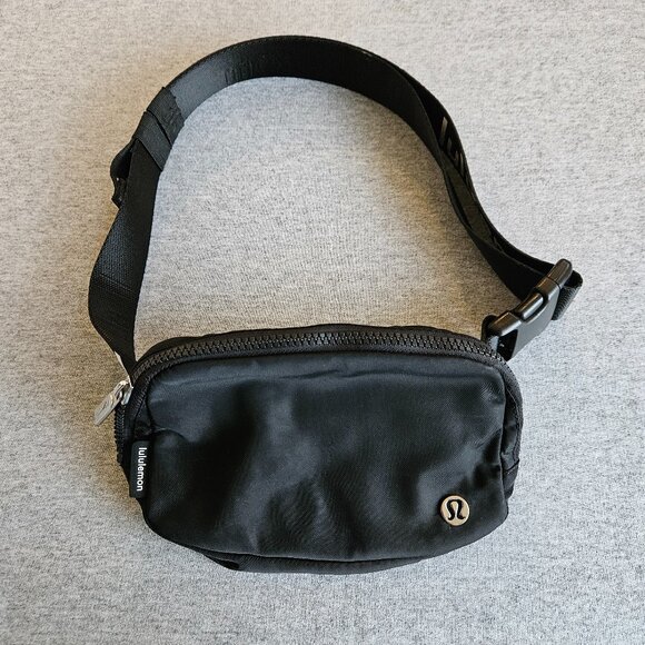 Lululemon Everywhere Belt Bag 1L Wordmark Black White Limited Edition Crossbody - Picture 1 of 8